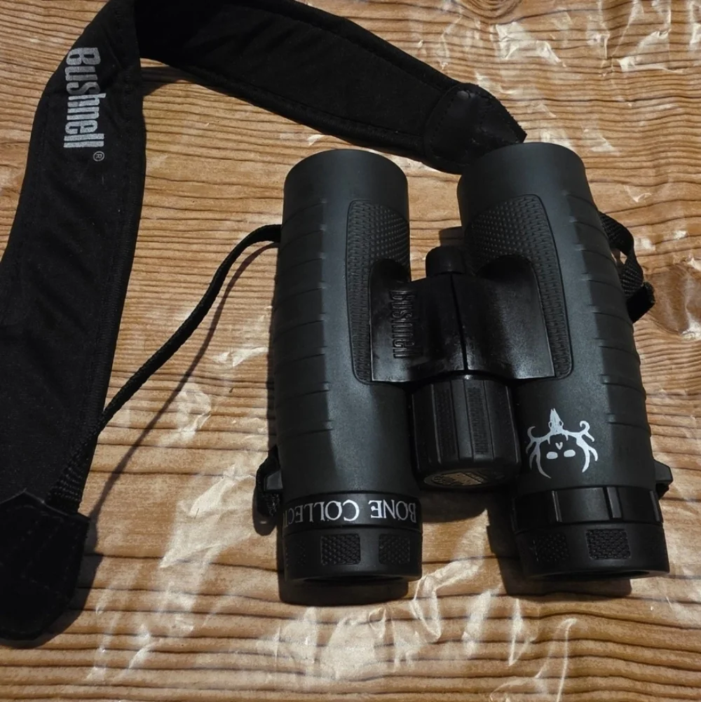 Bushnell Black Binoculars with StrapBushnell Trophy XLT Bone Collector 10x42 FOV